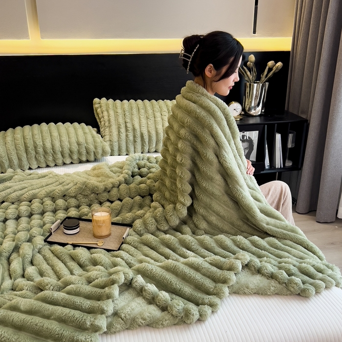 91家纺网 家纺一手货源 找家纺 欧邦 新款兔兔绒抽条单层毯 绿茶