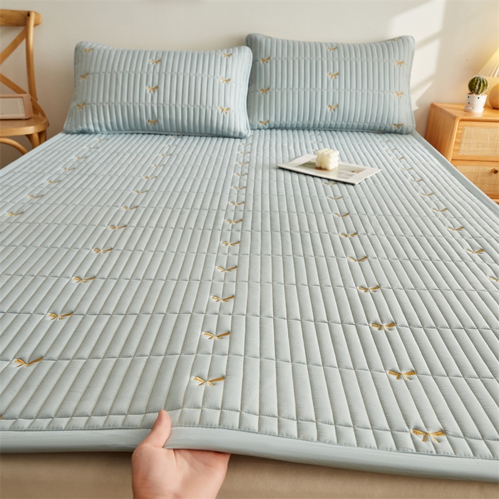 91家纺网 家纺一手货源 找家纺 叠派家纺 2024新款水洗棉刺绣床护垫 蝴蝶-浅蓝