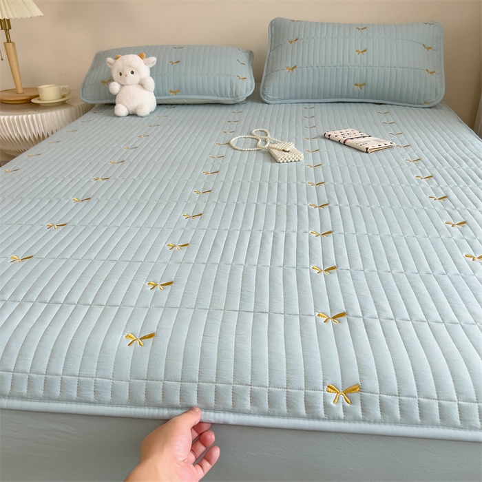 91家纺网 家纺一手货源 找家纺 叠派家纺 2024新款水洗棉刺绣夹棉床笠 蝴蝶结-浅蓝