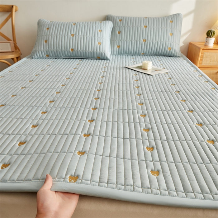 91家纺网 家纺一手货源 找家纺 叠派家纺 2024新款水洗棉刺绣床护垫 小熊-浅蓝