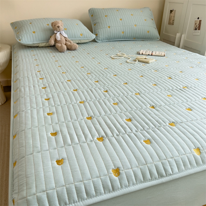 91家纺网 家纺一手货源 找家纺 叠派家纺 2024新款水洗棉刺绣夹棉床笠 小熊-浅蓝