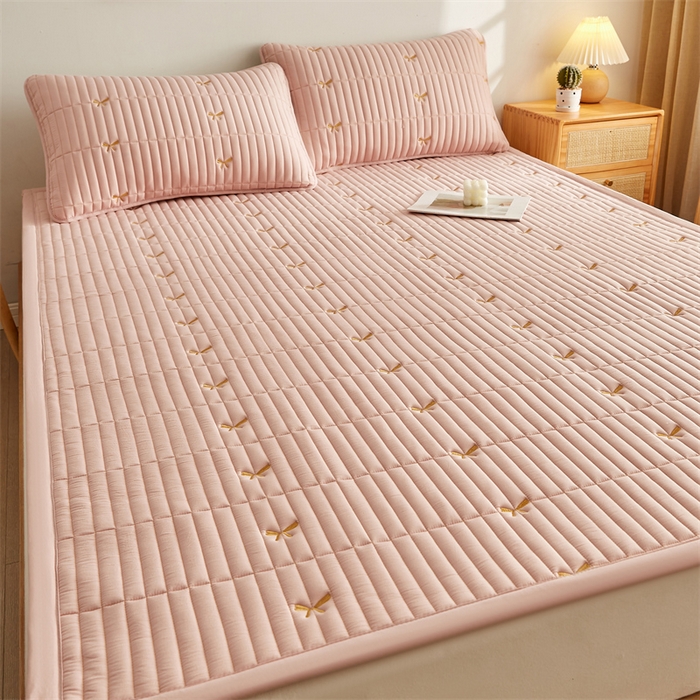 91家纺网 家纺一手货源 找家纺 叠派家纺 2024新款水洗棉刺绣床护垫 蝴蝶-嫩粉