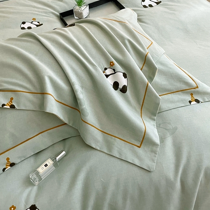 91家纺网 家纺一手货源 找家纺 2025新款全棉精梳磨毛印花四件套 爱宝乐园绿