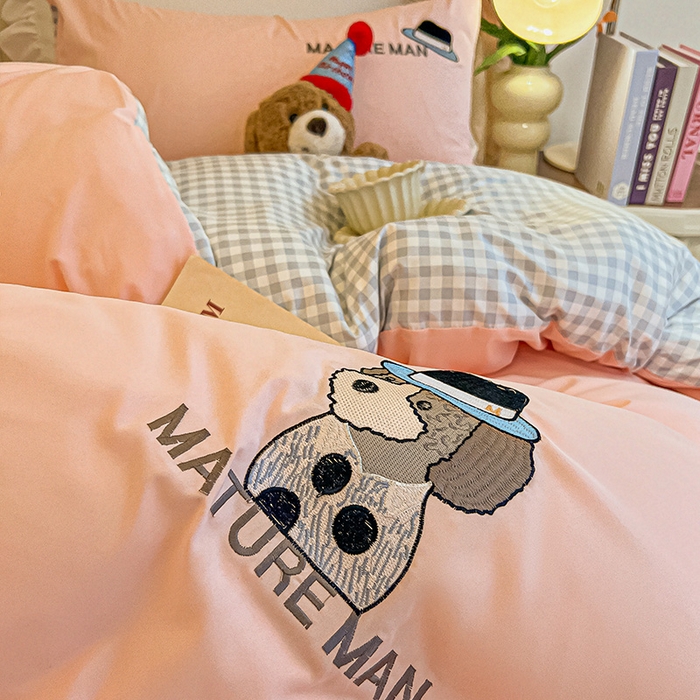 91家纺网 家纺一手货源 找家纺 眠帛 2024新款A类学生三件套小清新绣花绅士狗系列水洗棉床上用品四件套 绅士狗-奶油粉