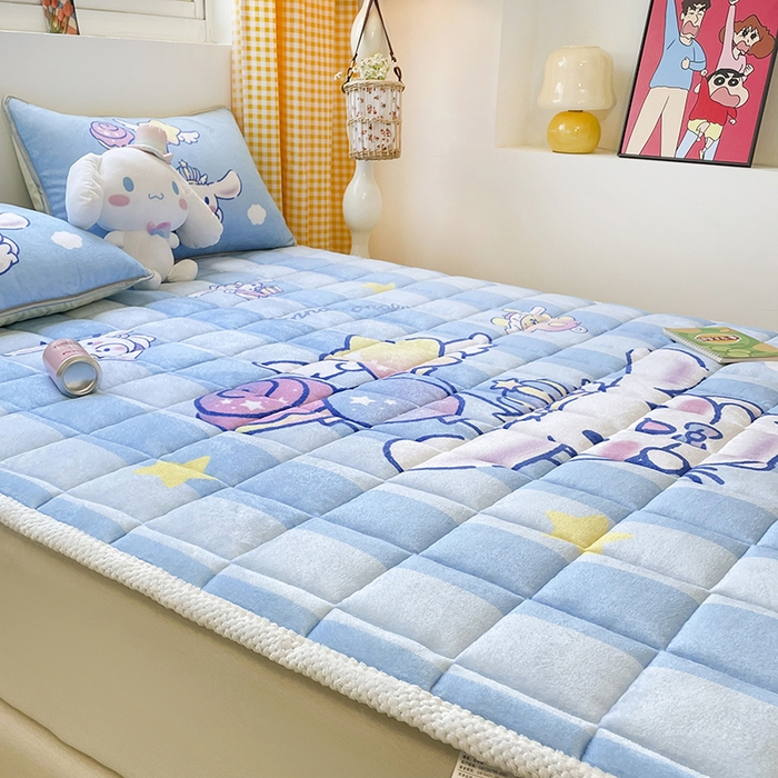 91家纺网 家纺一手货源 找家纺 米帛家纺 2024新款三丽鸥印花牛奶绒床笠 气球玉桂狗