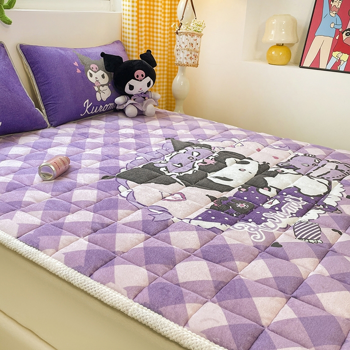 91家纺网 家纺一手货源 找家纺 米帛家纺 2024新款三丽鸥印花牛奶绒床垫 斜方格库洛米