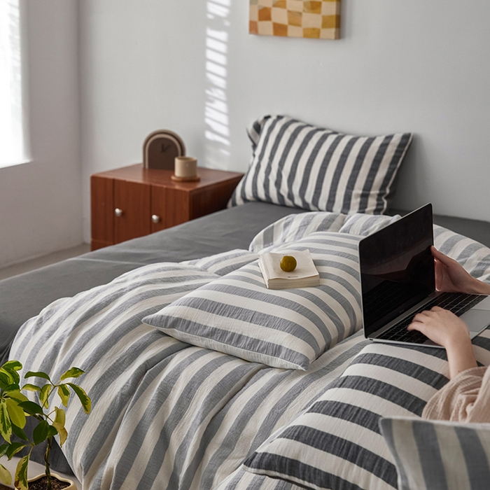 91家纺网 家纺一手货源 找家纺 2025新品尚美色织条纹绉纱系列--尚美宽条系列 尚美-银灰宽条