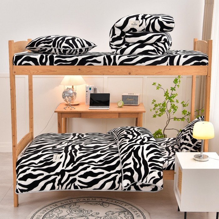 91家纺网 家纺一手货源 找家纺 牵梦萦 2025新款牛奶绒学生三件套 斑马