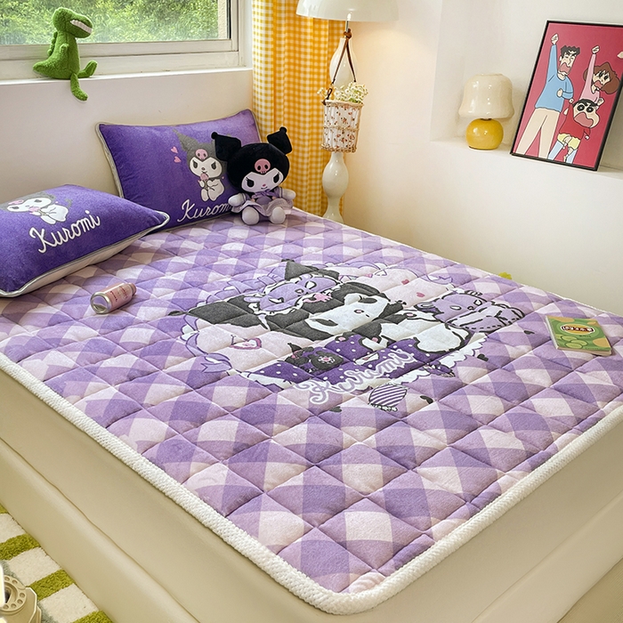 91家纺网 家纺一手货源 找家纺 米帛家纺 2024新款三丽鸥印花牛奶绒床垫 斜方格库洛米