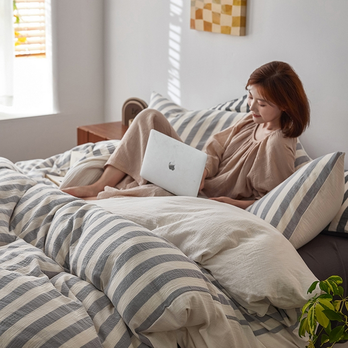 91家纺网 家纺一手货源 找家纺 2025新品尚美色织条纹绉纱系列--尚美宽条系列 尚美-银灰宽条