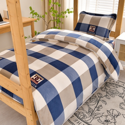 91家纺网 家纺一手货源 找家纺 牵梦萦 2025新款牛奶绒学生三件套 蓝大格