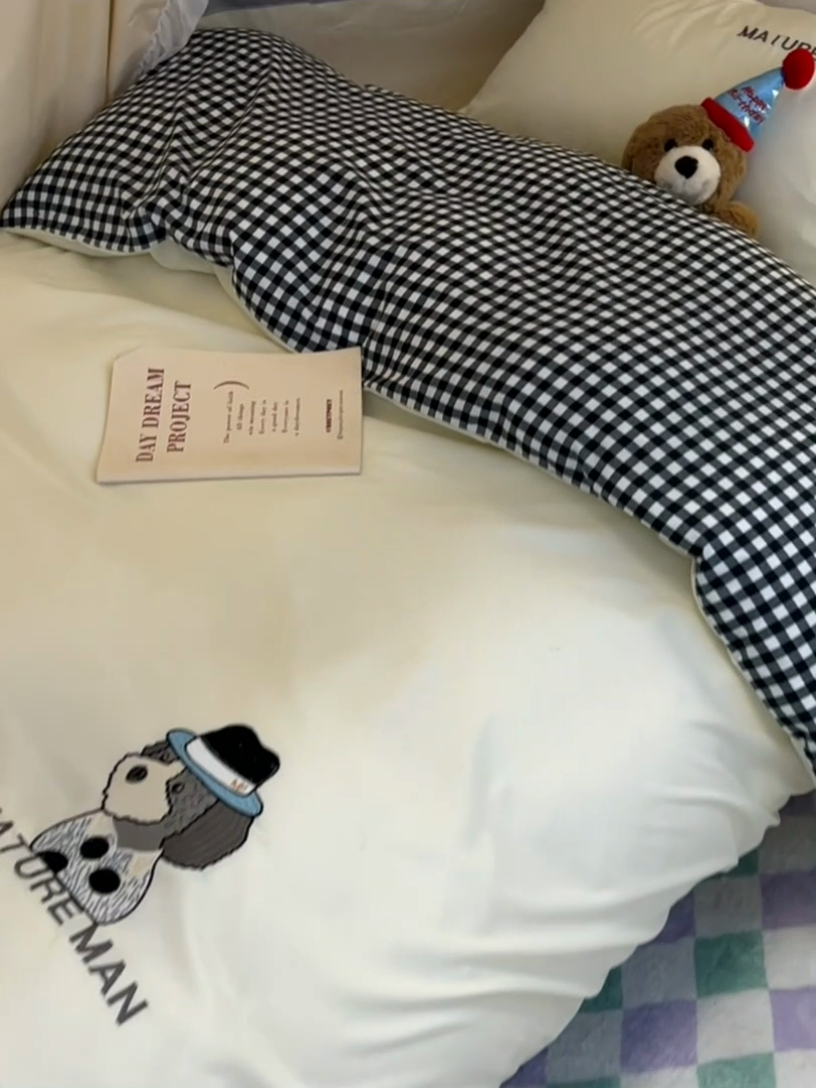 91家纺网 家纺一手货源 找家纺 眠帛 2024新款A类学生三件套小清新绣花绅士狗系列水洗棉床上用品四件套 绅士狗-奶白