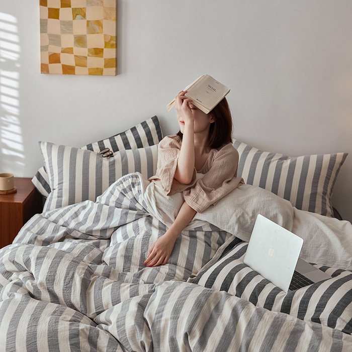 91家纺网 家纺一手货源 找家纺 2025新品尚美色织条纹绉纱系列--尚美宽条系列 尚美-银灰宽条