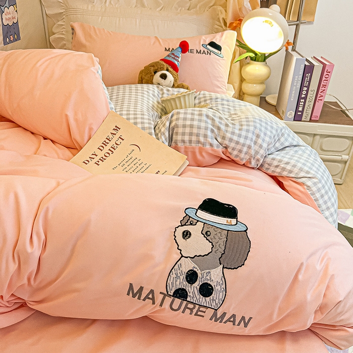 91家纺网 家纺一手货源 找家纺 眠帛 2024新款A类学生三件套小清新绣花绅士狗系列水洗棉床上用品四件套 绅士狗-奶油粉