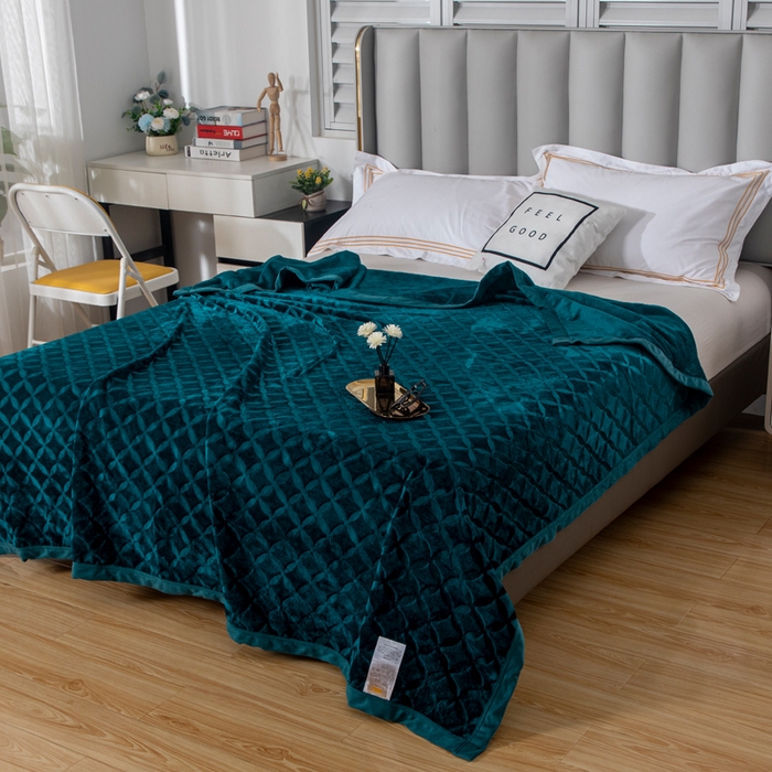 91家纺网 家纺一手货源 找家纺 2025新款铜钱纹大有光提花毛毯保暖盖毯宽包边 孔雀绿