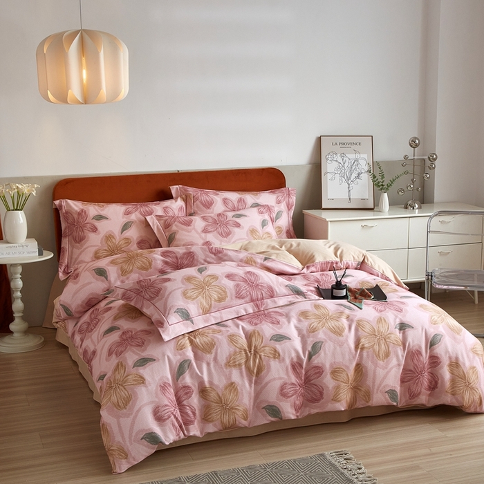 91家纺网 家纺一手货源 找家纺 2025新款全棉精梳磨毛印花四件套 迷人花香粉