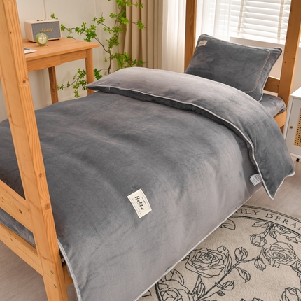 91家纺网 家纺一手货源 找家纺 牵梦萦 2025新款牛奶绒学生三件套 浅灰