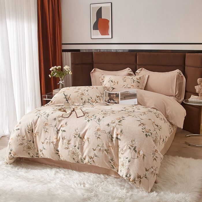 91家纺网 家纺一手货源 找家纺 2025新款全棉精梳磨毛印花四件套 陌上花开粉