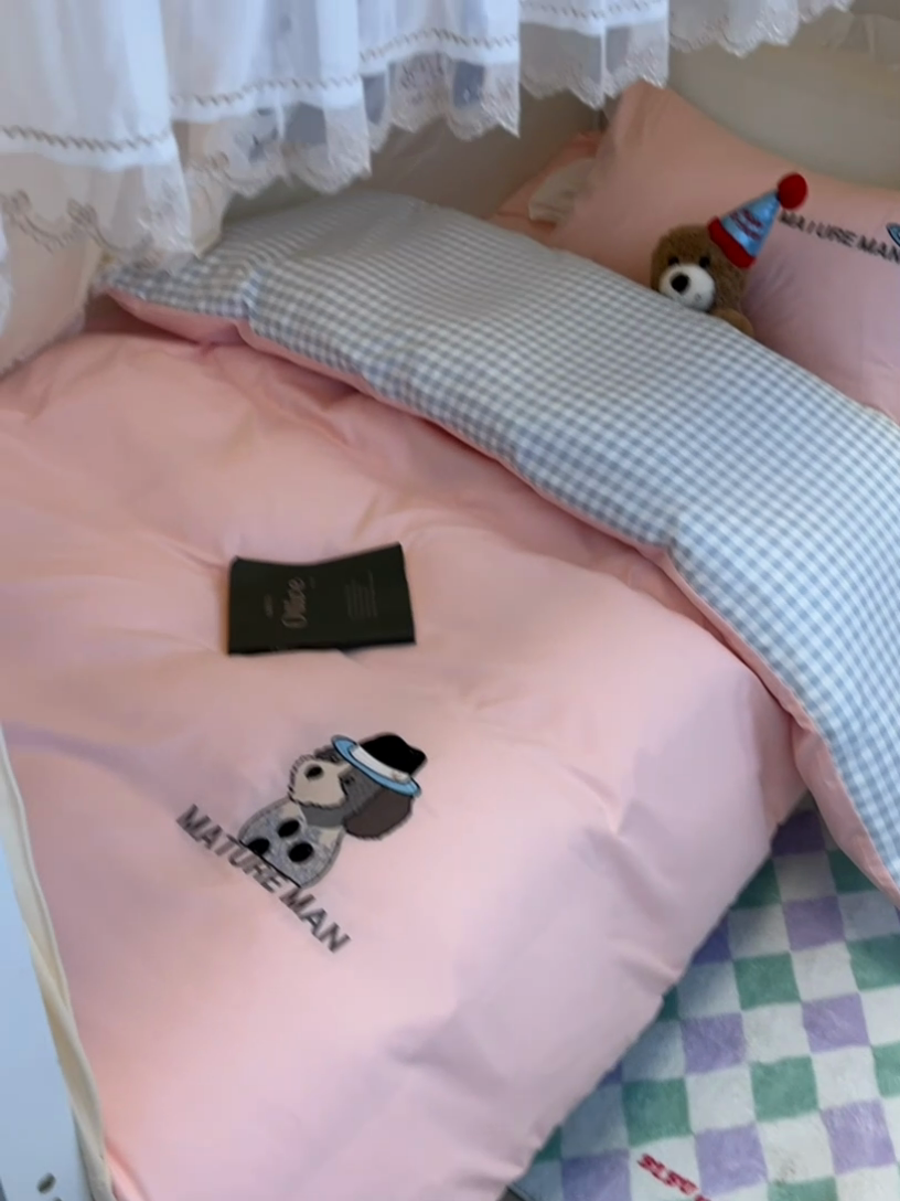 91家纺网 家纺一手货源 找家纺 眠帛 2024新款A类学生三件套小清新绣花绅士狗系列水洗棉床上用品四件套 绅士狗-奶油粉