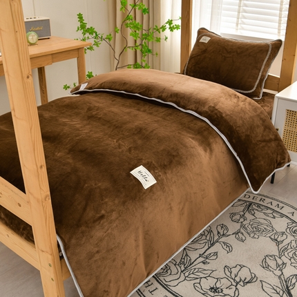 91家纺网 家纺一手货源 找家纺 牵梦萦 2025新款牛奶绒学生三件套 咖啡