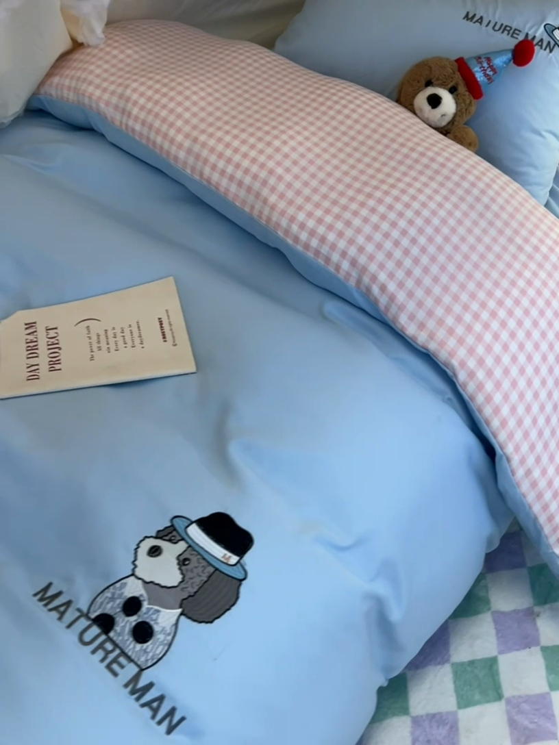 91家纺网 家纺一手货源 找家纺 眠帛 2024新款A类学生三件套小清新绣花绅士狗系列水洗棉床上用品四件套 绅士狗-天空蓝