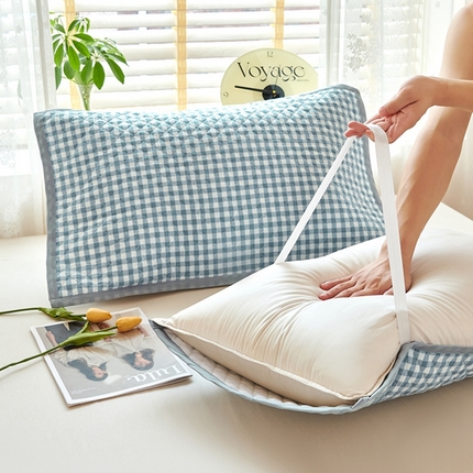 91家纺网 家纺一手货源 找家纺 美宜家 2025枕巾全棉水洗色织绗缝绑带防滑枕巾，加厚夹棉透气隔脏防头油拼角枕巾 浅兰小格