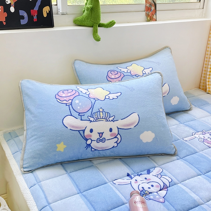 91家纺网 家纺一手货源 找家纺 米帛家纺 2024新款三丽鸥印花牛奶绒床笠 气球玉桂狗