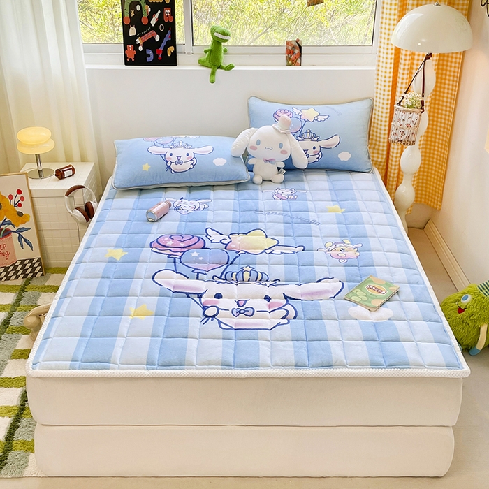 91家纺网 家纺一手货源 找家纺 米帛家纺 2024新款三丽鸥印花牛奶绒床笠 气球玉桂狗