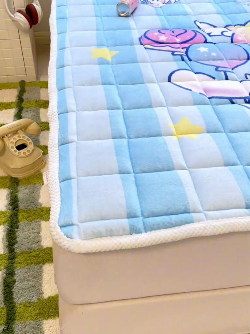 91家纺网 家纺一手货源 找家纺 米帛家纺 2024新款三丽鸥印花牛奶绒床笠 气球玉桂狗