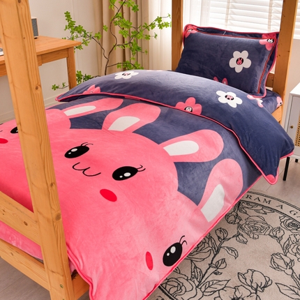 91家纺网 家纺一手货源 找家纺 牵梦萦 2025新款牛奶绒学生三件套 吉米粉