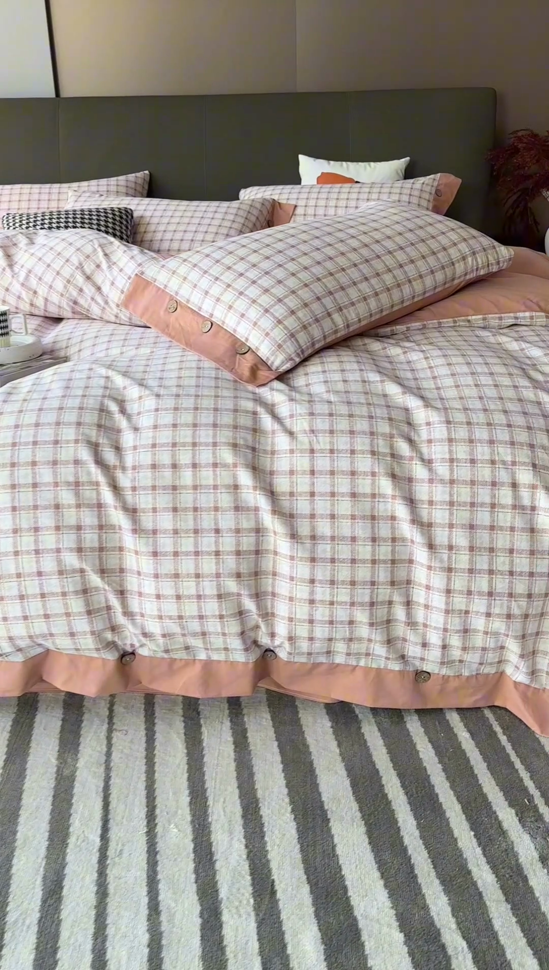 91家纺网 家纺一手货源 找家纺 沐白家居 2025新款全棉生态磨毛印花四件套-纽扣工艺款 小资情调-粉