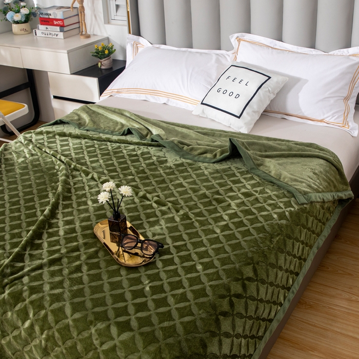 91家纺网 家纺一手货源 找家纺 2025新款铜钱纹大有光提花毛毯保暖盖毯宽包边 军绿