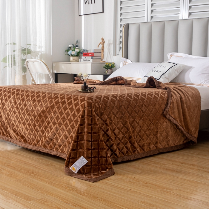 91家纺网 家纺一手货源 找家纺 2025新款铜钱纹大有光提花毛毯保暖盖毯宽包边 咖啡