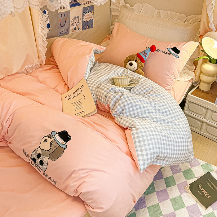 91家纺网 家纺一手货源 找家纺 眠帛 2024新款A类学生三件套小清新绣花绅士狗系列水洗棉床上用品四件套 绅士狗-奶油粉