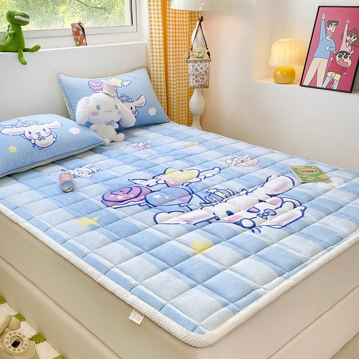 91家纺网 家纺一手货源 找家纺 米帛家纺 2024新款三丽鸥印花牛奶绒床笠 气球玉桂狗