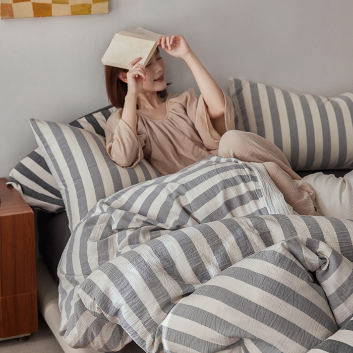 91家纺网 家纺一手货源 找家纺 2025新品尚美色织条纹绉纱系列--尚美宽条系列 尚美-银灰宽条