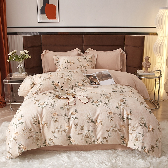 91家纺网 家纺一手货源 找家纺 2025新款全棉精梳磨毛印花四件套 陌上花开粉