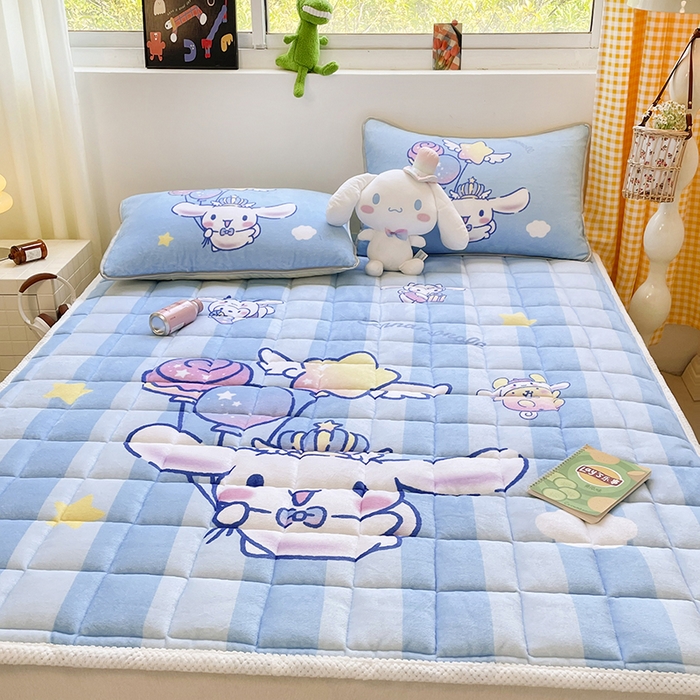 91家纺网 家纺一手货源 找家纺 米帛家纺 2024新款三丽鸥印花牛奶绒床笠 气球玉桂狗