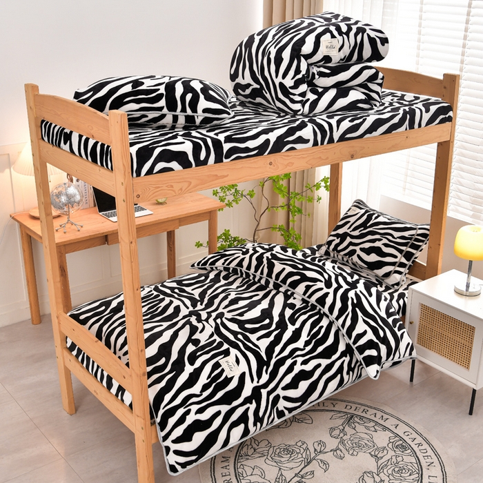 91家纺网 家纺一手货源 找家纺 牵梦萦 2025新款牛奶绒学生三件套 斑马