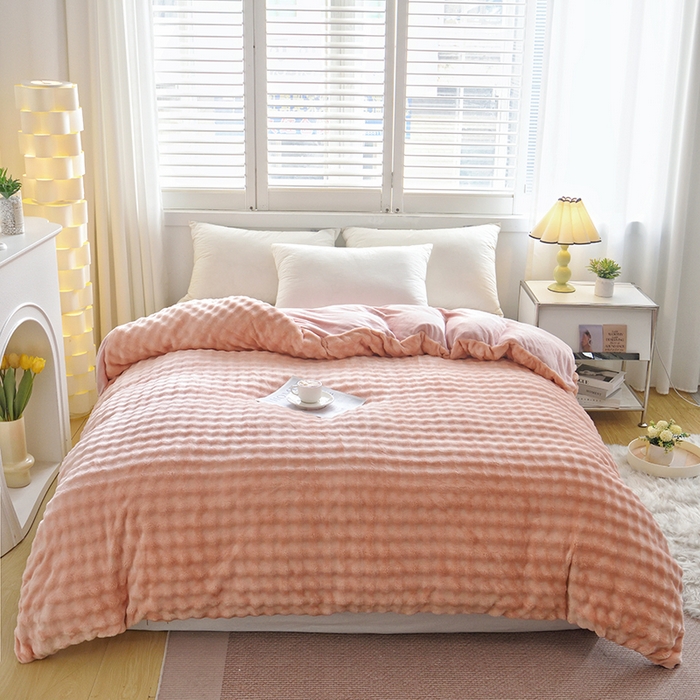 91家纺网 家纺一手货源 找家纺 启优家纺 2024新款简约兔兔绒活性印染单被套 樱花粉