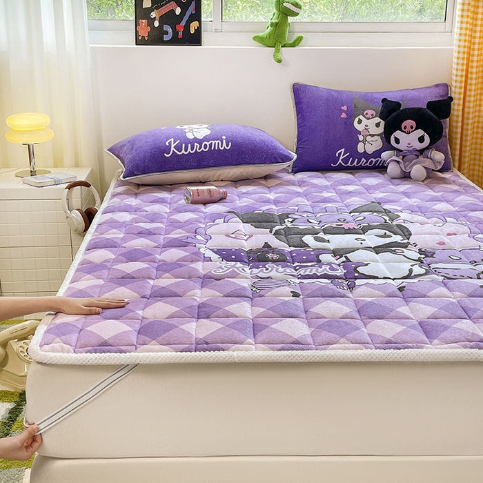 91家纺网 家纺一手货源 找家纺 米帛家纺 2024新款三丽鸥印花牛奶绒床垫 斜方格库洛米