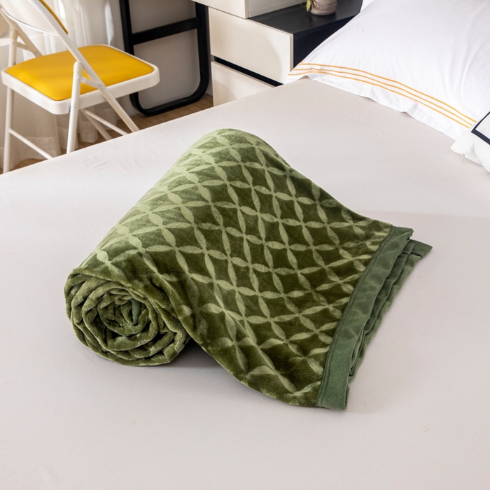 91家纺网 家纺一手货源 找家纺 2025新款铜钱纹大有光提花毛毯保暖盖毯宽包边 军绿