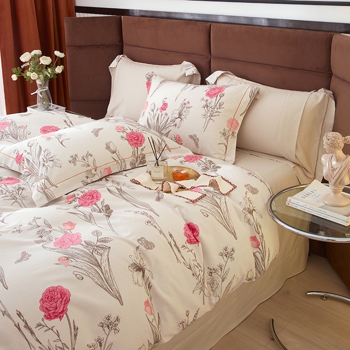 91家纺网 家纺一手货源 找家纺 2025新款全棉精梳磨毛印花四件套 娜西-粉