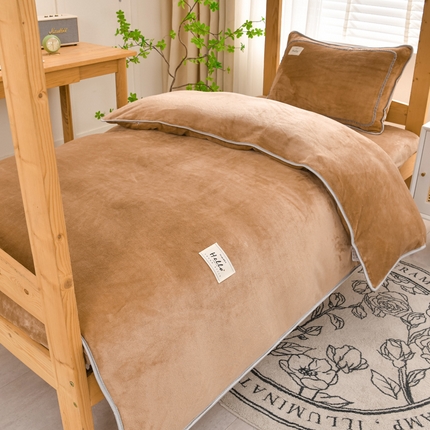 91家纺网 家纺一手货源 找家纺 牵梦萦 2025新款牛奶绒学生三件套 驼色