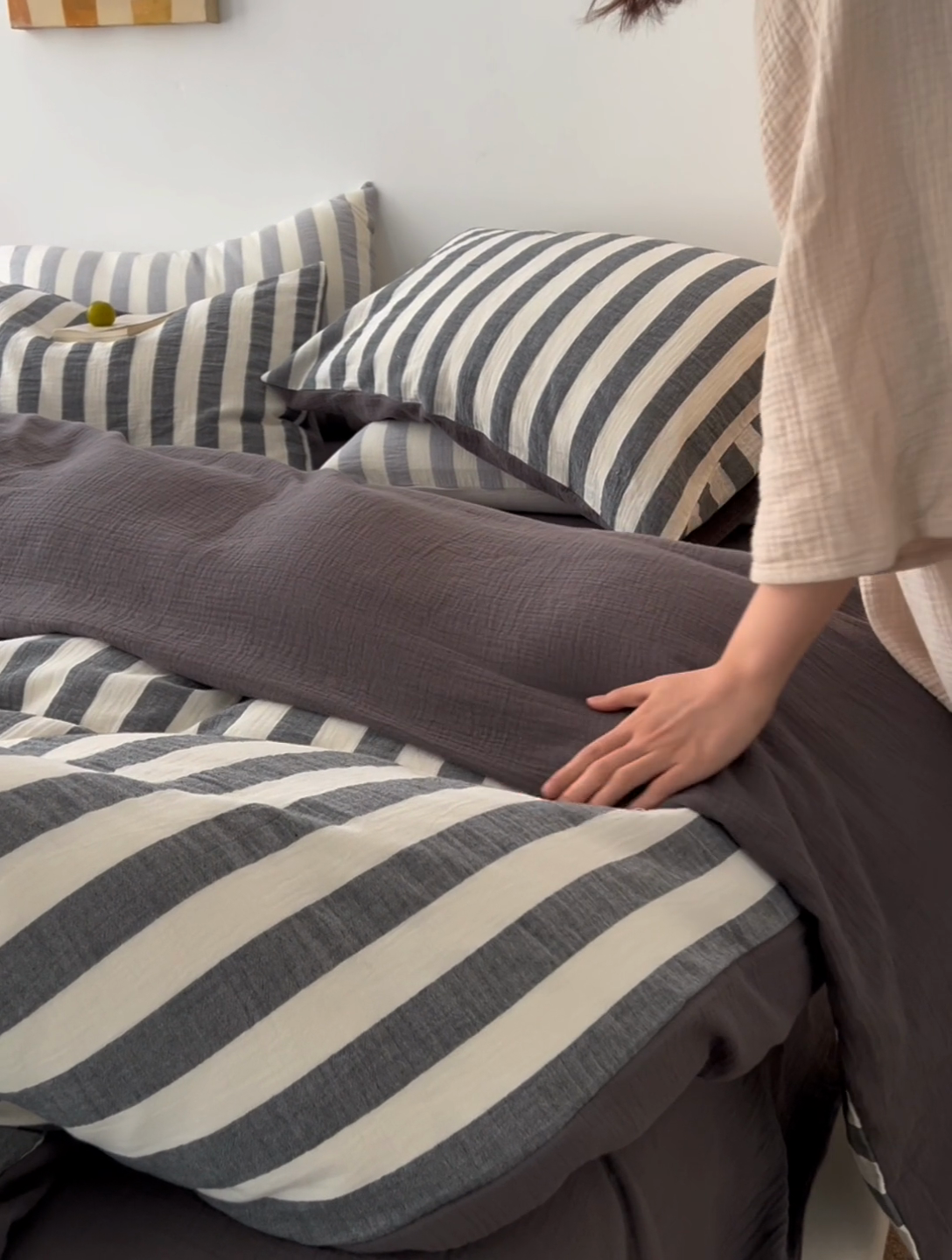 91家纺网 家纺一手货源 找家纺 2025新品尚美色织条纹绉纱系列--尚美宽条系列 尚美-黑灰宽条