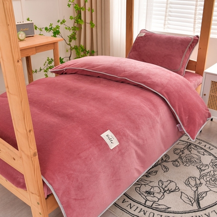 91家纺网 家纺一手货源 找家纺 牵梦萦 2025新款牛奶绒学生三件套 豆沙