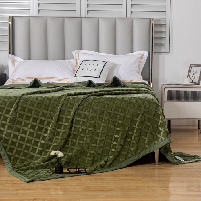 91家纺网 家纺一手货源 找家纺 2025新款铜钱纹大有光提花毛毯保暖盖毯宽包边 军绿