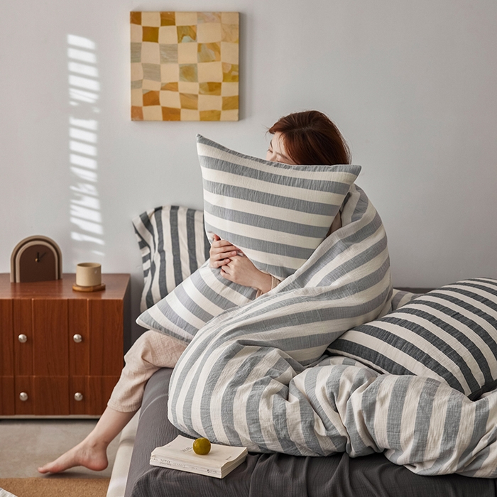 91家纺网 家纺一手货源 找家纺 2025新品尚美色织条纹绉纱系列--尚美宽条系列 尚美-银灰宽条