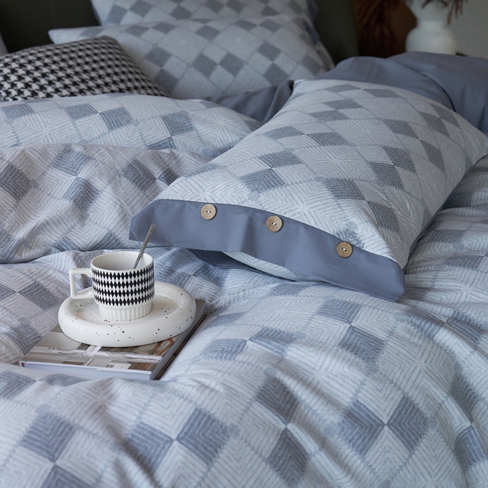 91家纺网 家纺一手货源 找家纺 沐白家居 2025新款全棉生态磨毛印花四件套-纽扣工艺款 格律时尚-蓝