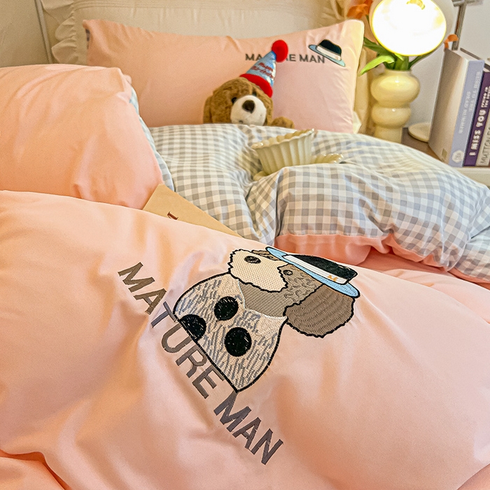 91家纺网 家纺一手货源 找家纺 眠帛 2024新款A类学生三件套小清新绣花绅士狗系列水洗棉床上用品四件套 绅士狗-奶油粉